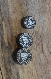 Cargar imagen en el visor de la galería, Flesh Plug Sonoholz Valknut Wotansknoten silber Gravur
