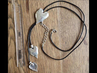 Load image into Gallery viewer, Kette Kautschuk - Band schwarz Anhänger Messing Herzen unregelmäßige Form 76 - 82 cm - chic - net.de
