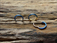 Cargar imagen en el visor de la galería, Klapp Segment Ring Piercing Edelstahl blau Opal Inlay - chic - net.de
