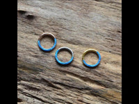 Cargar imagen en el visor de la galería, Klapp Segment Ring Piercing Edelstahl blau Opal Inlay - chic - net.de

