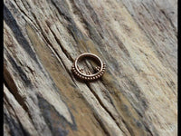 Load image into Gallery viewer, Klapp Segment Ring Piercing Edelstahl Punkte Dreiecke - chic - net.de
