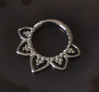 Cargar imagen en el visor de la galería, Klapp Segmentring Piercing Blume Edelstahl Gold PVD - chic - net.de
