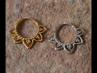 Cargar imagen en el visor de la galería, Klapp Segmentring Piercing Blume Edelstahl Gold PVD - chic - net.de
