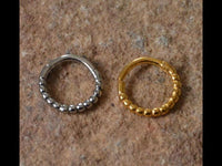 Cargar imagen en el visor de la galería, Klapp Segmentring Piercing Punkte Edelstahl Gold PVD - chic - net.de
