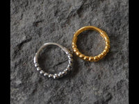Cargar imagen en el visor de la galería, Klapp Segmentring Piercing Punkte Edelstahl Gold PVD - chic - net.de
