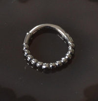 Cargar imagen en el visor de la galería, Klapp Segmentring Piercing Punkte Edelstahl Gold PVD - chic - net.de
