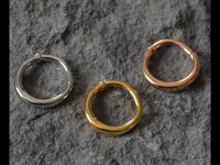 Cargar imagen en el visor de la galería, Klapp Segmentring Piercing Sichel Edelstahl Gold PVD - chic - net.de
