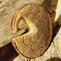 Cargar imagen en el visor de la galería, Mandala Ohr - Gewicht Narra - und Krokodilholz 8mm Piercing - chic - net.de
