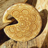 Cargar imagen en el visor de la galería, Mandala Ohr - Gewicht Narra - und Krokodilholz 8mm Piercing - chic - net.de
