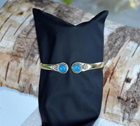 Cargar imagen en el visor de la galería, Messing Armreif golden Chalcedon hell rund Blume Zopfrand nickelfrei verstellbar antik Tribal Brass - chic - net.de
