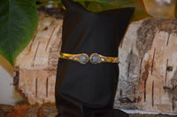 Load image into Gallery viewer, Messing Armreif golden Labradorit rund Blume Zopfrand nickelfrei verstellbar antik Tribal Schmuck - chic - net.de
