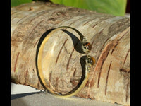 Load image into Gallery viewer, Messing Armreif golden Tigerauge rund Dreieck Zopfrand nickelfrei verstellbar antik Tribal Schmuck - chic - net.de
