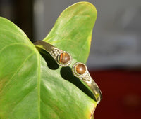 Load image into Gallery viewer, Messing Armreif golden Tigerauge rund Dreieck Zopfrand nickelfrei verstellbar antik Tribal Schmuck - chic - net.de
