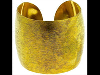 Cargar imagen en el visor de la galería, Messing Brass Armreif golden schraffiert breit gewölbt 64 mm nickelfrei verstellbar antik - chic - net.de
