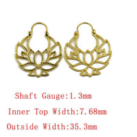 Cargar imagen en el visor de la galería, Messing Ohrringe gold Lotus Blume Bügel Pünktchen - chic - net.de
