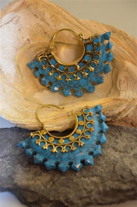 Cargar imagen en el visor de la galería, Messing Ohrringe Türkis Stein gold Bogen Pfeile 50mm - chic - net.de
