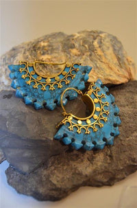 Cargar imagen en el visor de la galería, Messing Ohrringe Türkis Stein gold Bogen Pfeile 50mm - chic - net.de
