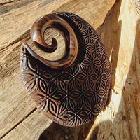 Load image into Gallery viewer, Narra - Holz Ohr Gewicht Blume des Lebens 8mm Ear Weights - chic - net.de

