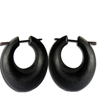 Cargar imagen en el visor de la galería, Narra Holz Pin Ohrringe Creolen Kreise dick handgeschnitzt schwarz 45 mm - chic - net.de
