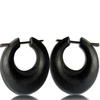 Cargar imagen en el visor de la galería, Narra Holz Pin Ohrringe Creolen Kreise dick handgeschnitzt schwarz 45 mm - chic - net.de
