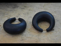 Cargar imagen en el visor de la galería, Narra Holz Pin Ohrringe Creolen Kreise dick handgeschnitzt schwarz 45 mm - chic - net.de
