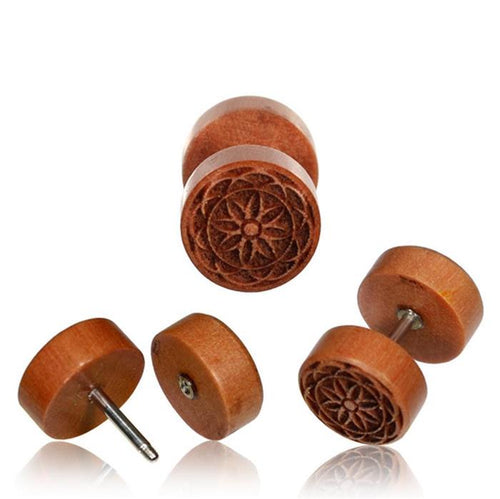 Four round wooden earrings, the Fake Motiv Holz Plug Piercing, feature carved designs like Lebensbaum, Lebensblume, Om, and Shivaauge with stainless steel posts for a Holz Piercing or Fake Plug look.