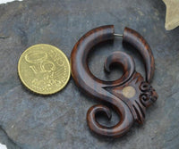 Load image into Gallery viewer, Fake Piercing Narraholz Edelstahl handgeschnitzt Gekko oder Ornament
