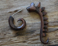 Cargar imagen en el visor de la galería, Fake Piercing Ohrring Holz Hook Spirale Drachenrücken
