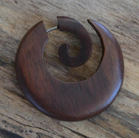 Cargar imagen en el visor de la galería, Fake Piercing Ohrring Narra Holz Spirale breiter werdend
