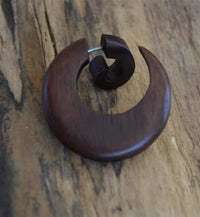 Cargar imagen en el visor de la galería, Fake Piercing Ohrring Narra Holz Spirale breiter werdend
