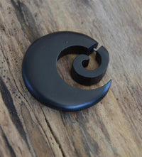 Cargar imagen en el visor de la galería, Fake Piercing Ohrring Narra Holz Spirale breiter werdend
