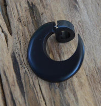 Cargar imagen en el visor de la galería, Fake Piercing Ohrring Narra Holz Spirale breiter werdend
