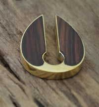 Load image into Gallery viewer, Ohrgewicht Brass 14mm Tropfen Schlüsselloch Holz Inlay - chic - net.de
