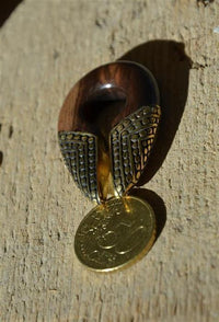 Load image into Gallery viewer, Ohrgewicht Brass Holz Schlüsselloch Dots 10mm Piercing - chic - net.de
