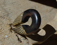 Load image into Gallery viewer, Ohrgewicht Brass Holz Schlüsselloch Dots 10mm Piercing - chic - net.de
