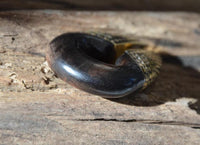 Load image into Gallery viewer, Ohrgewicht Brass Holz Schlüsselloch Dots 10mm Piercing - chic - net.de
