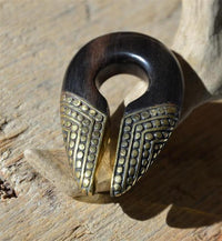 Load image into Gallery viewer, Ohrgewicht Brass Holz Schlüsselloch Dots 10mm Piercing - chic - net.de
