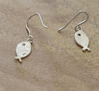 Load image into Gallery viewer, Ohrringe 925 Sterling Silber Fisch gebürstet 15mm - chic - net.de
