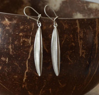 Load image into Gallery viewer, Ohrringe 925 Sterling Silber schmal gebürstet 37mm - chic - net.de
