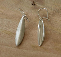 Load image into Gallery viewer, Ohrringe 925 Sterling Silber schmal gebürstet 37mm - chic - net.de
