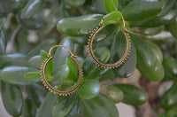 Load image into Gallery viewer, Ohrringe dunkel Punkte Dreiecke rund Messing Brass antik golden Tribal nickelfrei Schmuck Piercing - chic - net.de
