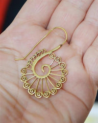 Load image into Gallery viewer, Ohrringe Messing antik golden Tribal Ohrhänger Spiralen Stäbe starr Haken - chic - net.de
