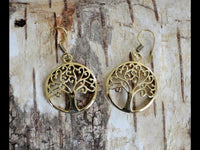 Load image into Gallery viewer, Ohrringe rund Baum des Lebens verzweigt spiralig Messing Brass antik golden Tribal Ohrhänger - chic - net.de
