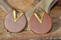 Cargar imagen en el visor de la galería, Ohrringe Sawo Holz Brass Bügel gold rund Zacke braun - chic - net.de
