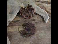 Cargar imagen en el visor de la galería, Ohrringe Sonnenblume Holz Brass Bügel gold Gravur 38mm - chic - net.de
