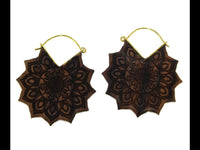 Cargar imagen en el visor de la galería, Ohrringe Sonnenblume Holz Brass Bügel gold Gravur 38mm - chic - net.de
