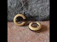 Load image into Gallery viewer, Ohrringe Sonoholz Buaya Holz kleine Creolen Pin Stick - chic - net.de
