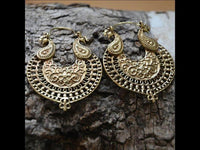 Load image into Gallery viewer, Ohrringe Spiralbögen Blume Bögen Punkte Messing antik golden Tribal Brass Schmuck - chic - net.de
