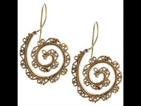 Cargar imagen en el visor de la galería, Ohrringe Spirale liegende Spiralen Rinne Messing antik golden Tribal Brass Ohrhänger - chic - net.de
