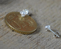 Cargar imagen en el visor de la galería, Ohrstecker 925 Silber E - Coat Perle Blume 4mm - chic - net.de
